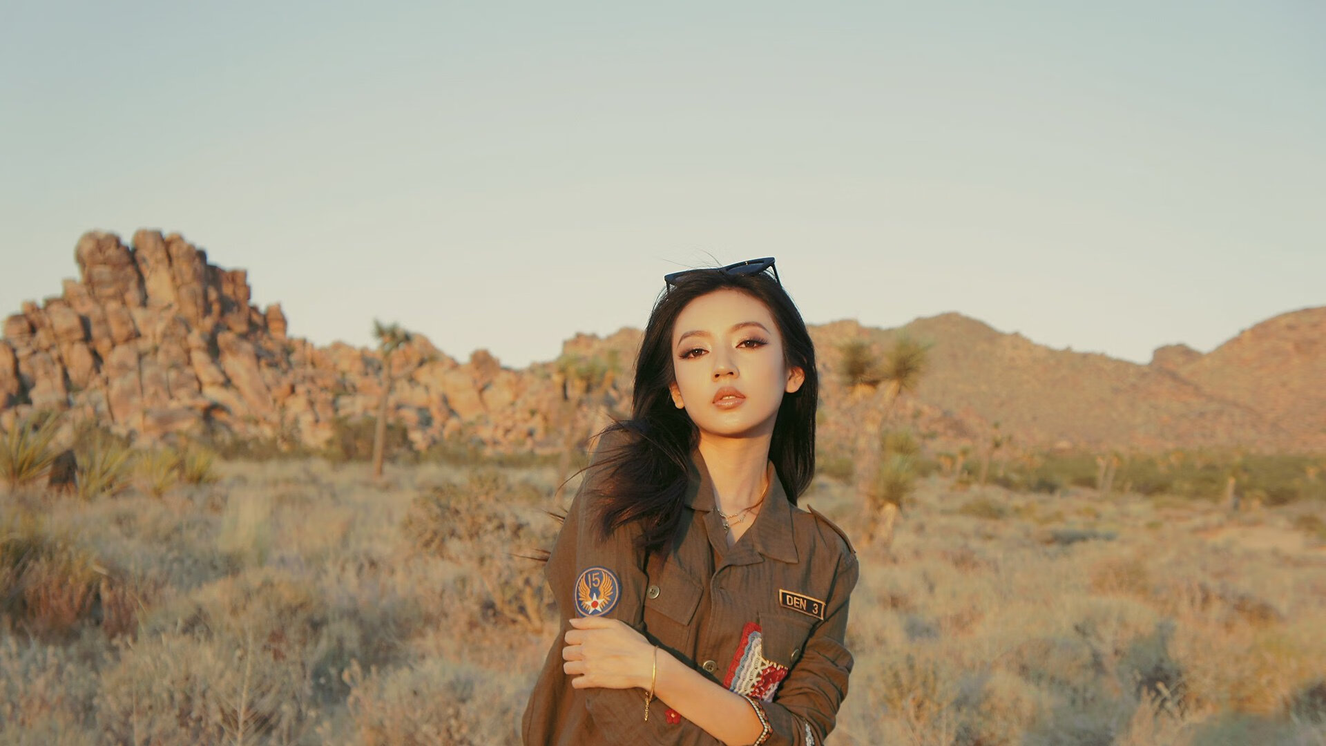 《赛场外的故事:幕后工作人员的平凡与执着》,赛场内外的英文